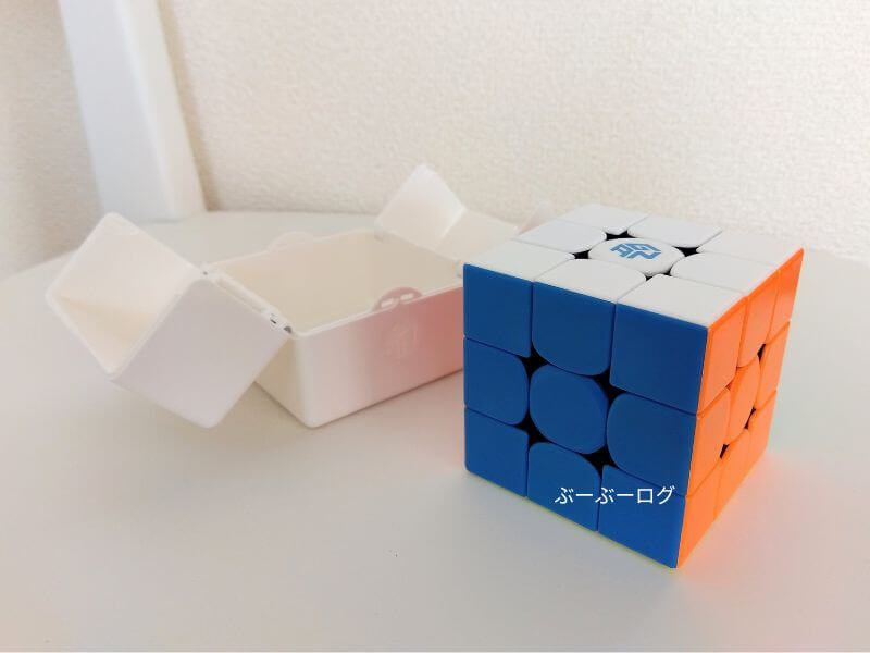 ルービックキューブとルービックキューブのケースの画像